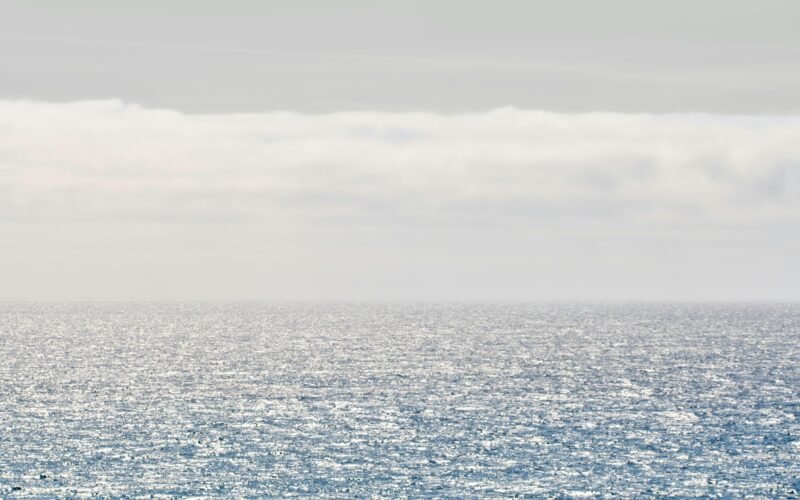 Meer und Himmel treffen sich am Horizont auf Mallorca, aufgenommen von Tim Schmidbauer.