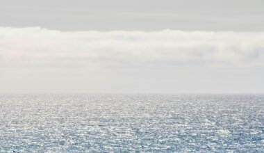 Horizontaufnahme von Meer und Himmel auf Mallorca, wo sich Wasser und Himmel am Horizont treffen, fotografiert von Tim Schmidbauer.