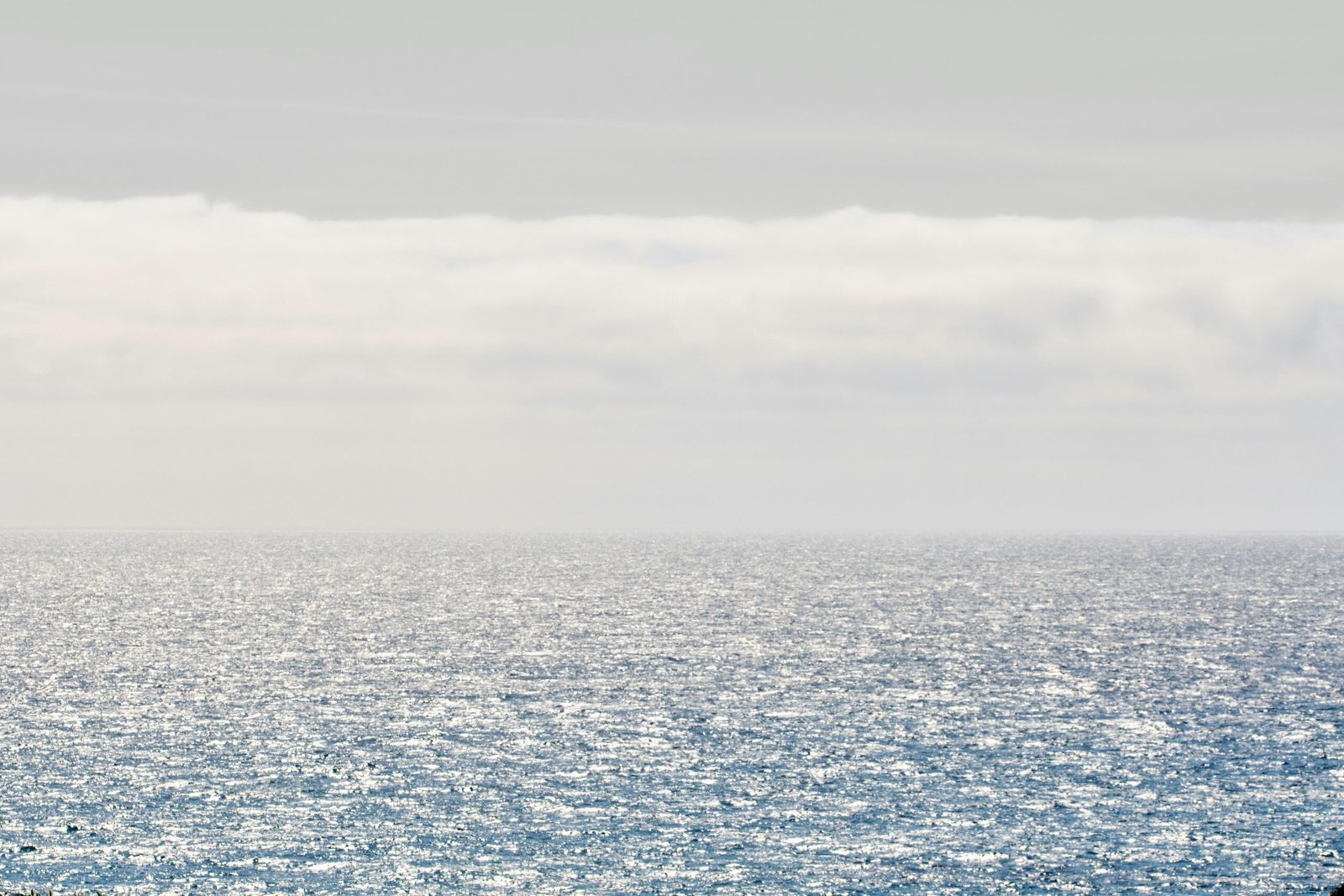 Horizontaufnahme von Meer und Himmel auf Mallorca, wo sich Wasser und Himmel am Horizont treffen, fotografiert von Tim Schmidbauer.