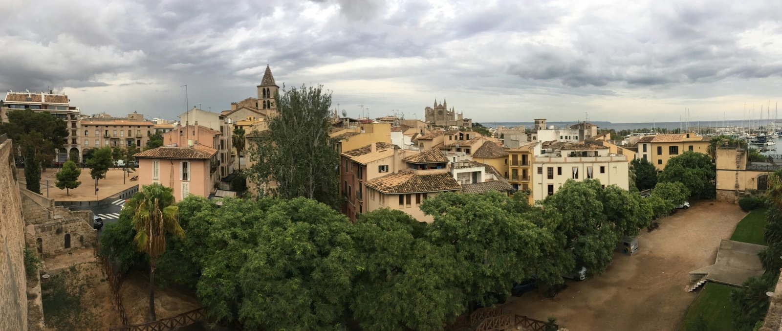 Panoramablick auf alte europäische Gebäude auf Mallorca unter bewölktem Himmel, fotografiert von Sergei Gussev.