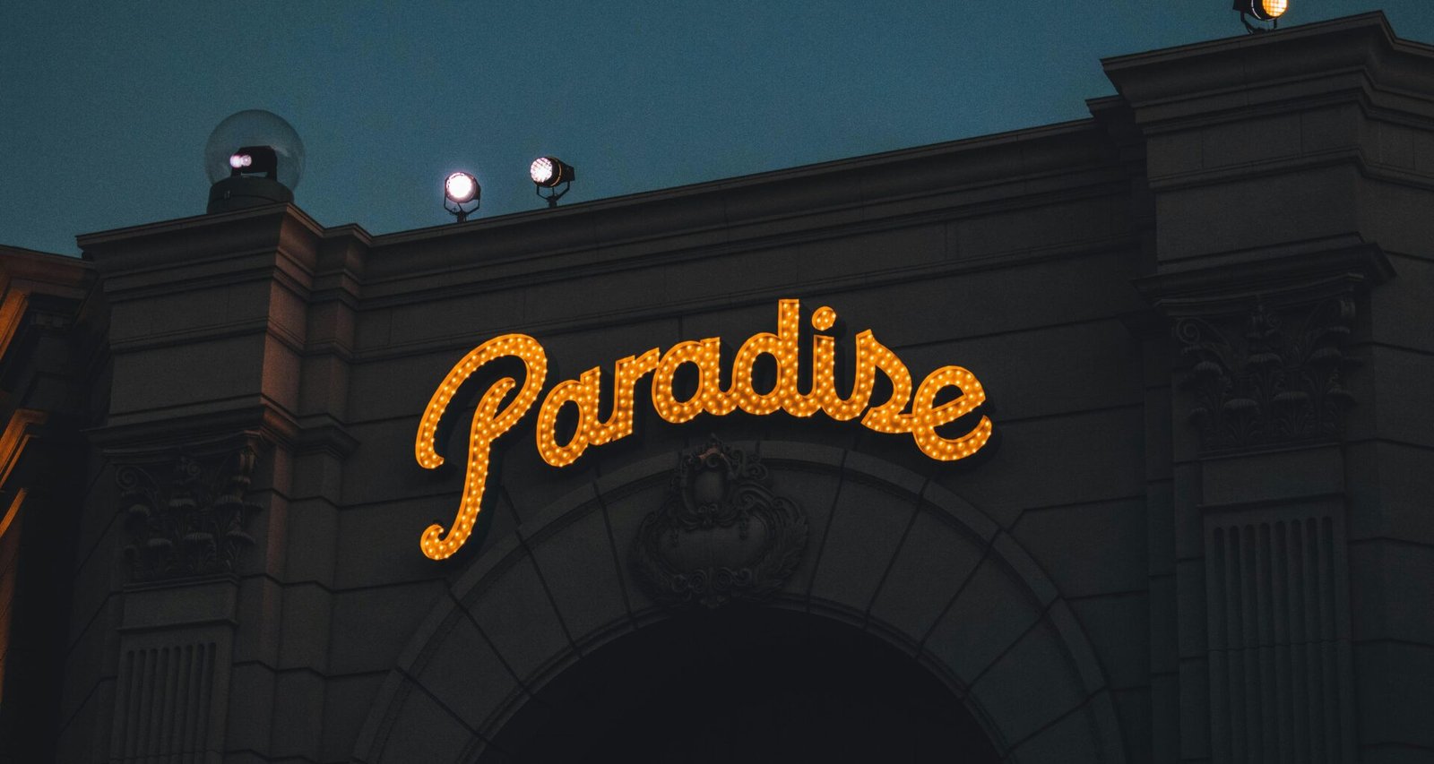 Ein Schild mit der Aufschrift 'Paradise' auf Mallorca, aufgenommen von Roméo A., vor einer natürlichen Kulisse.