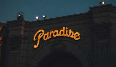 Ein Schild mit der Aufschrift 'Paradise' auf Mallorca, aufgenommen von Roméo A., vor einer natürlichen Kulisse.