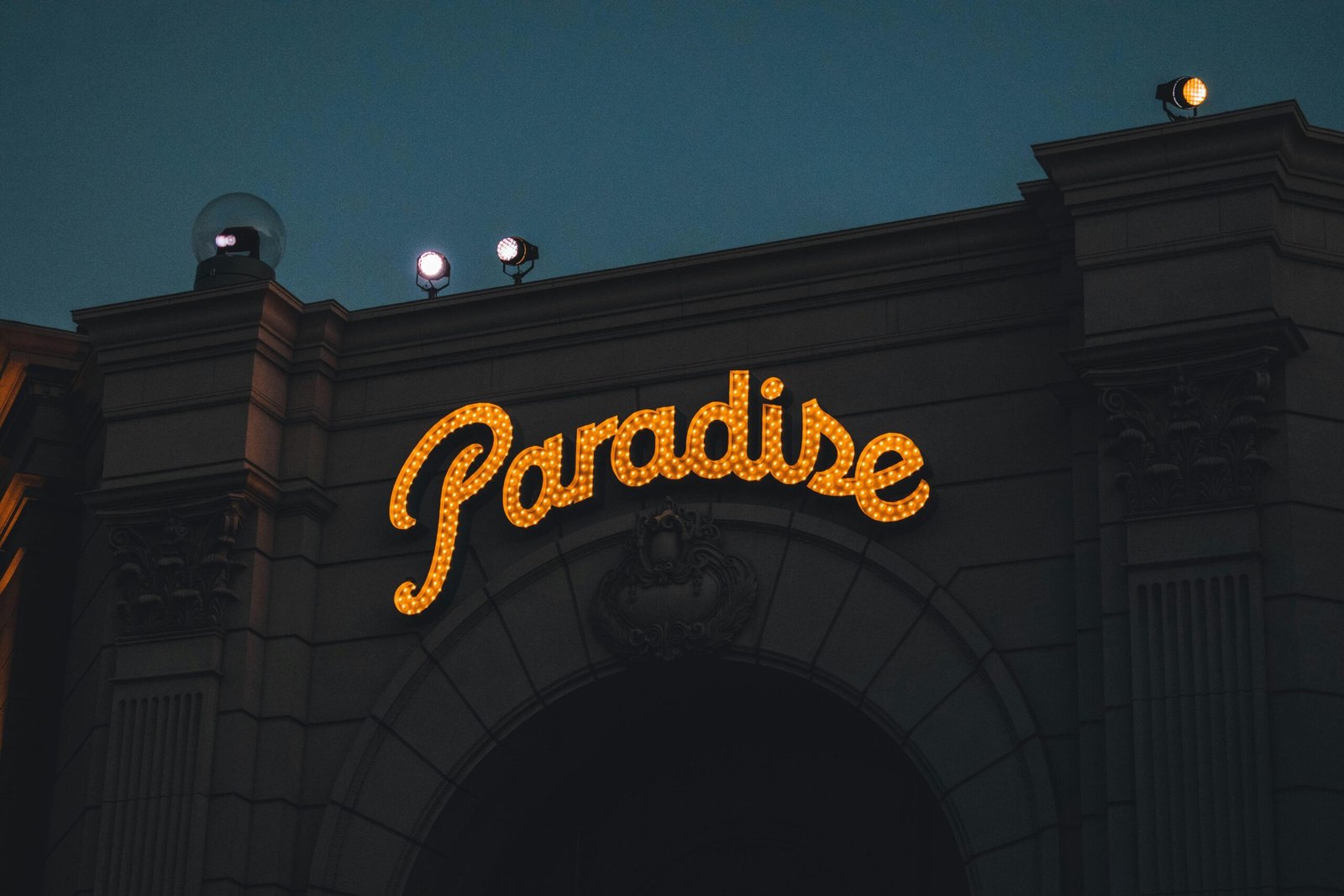 Ein Schild mit der Aufschrift 'Paradise' auf Mallorca, aufgenommen von Roméo A., vor einer natürlichen Kulisse.