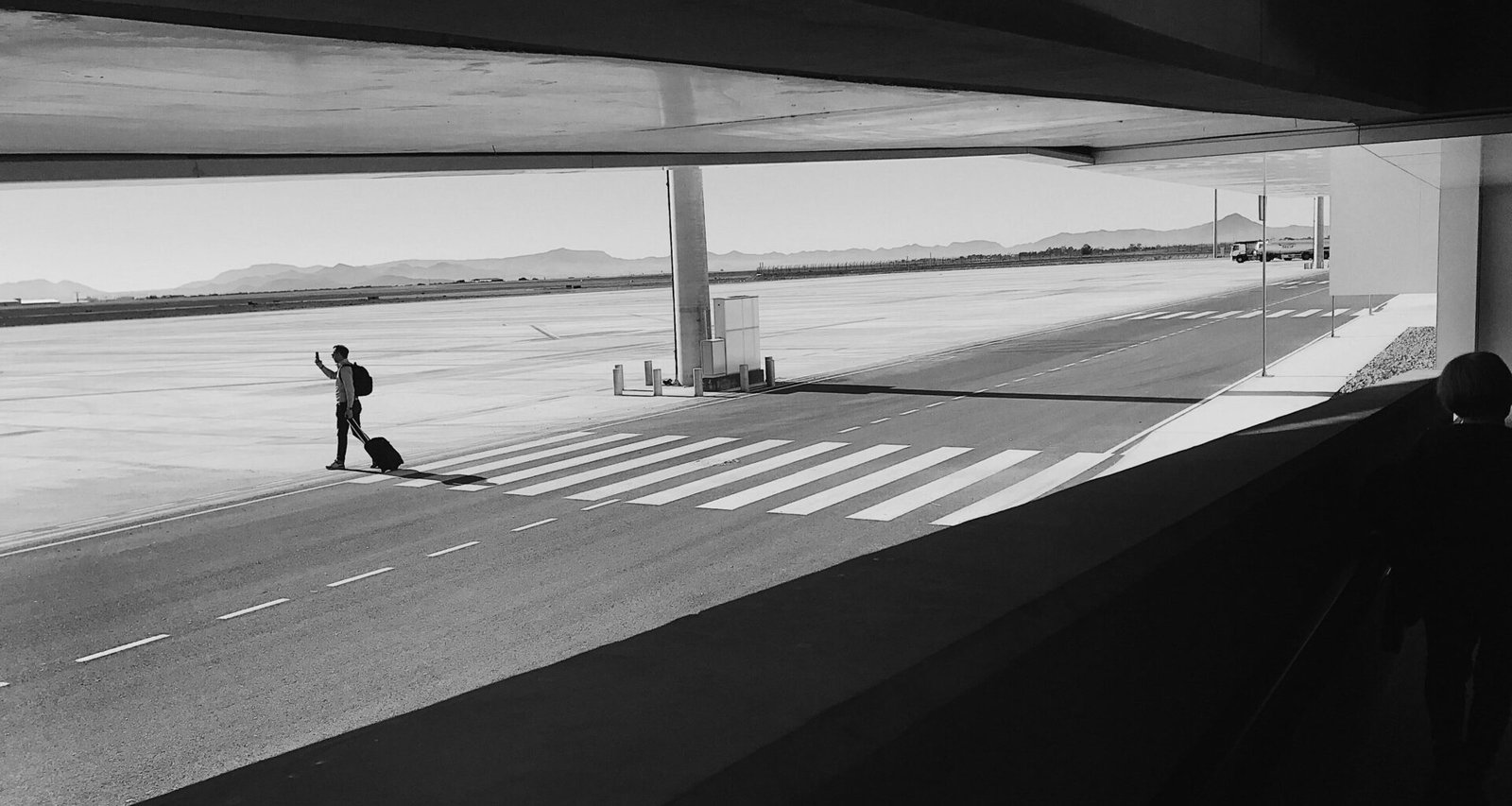 Person geht an einem historischen Gebäude auf Mallorca vorbei, aufgenommen von Rhiannon Elliott
