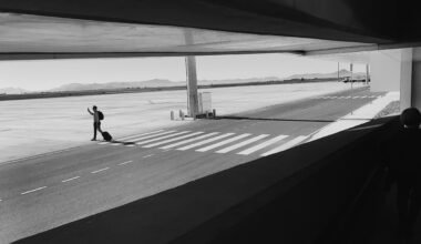 Person geht an einem historischen Gebäude auf Mallorca vorbei, aufgenommen von Rhiannon Elliott