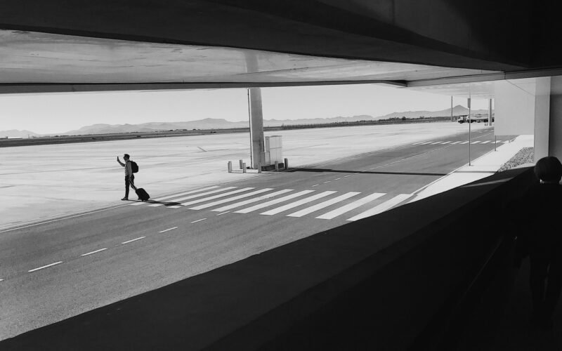 Person geht an einem historischen Gebäude auf Mallorca vorbei, aufgenommen von Rhiannon Elliott