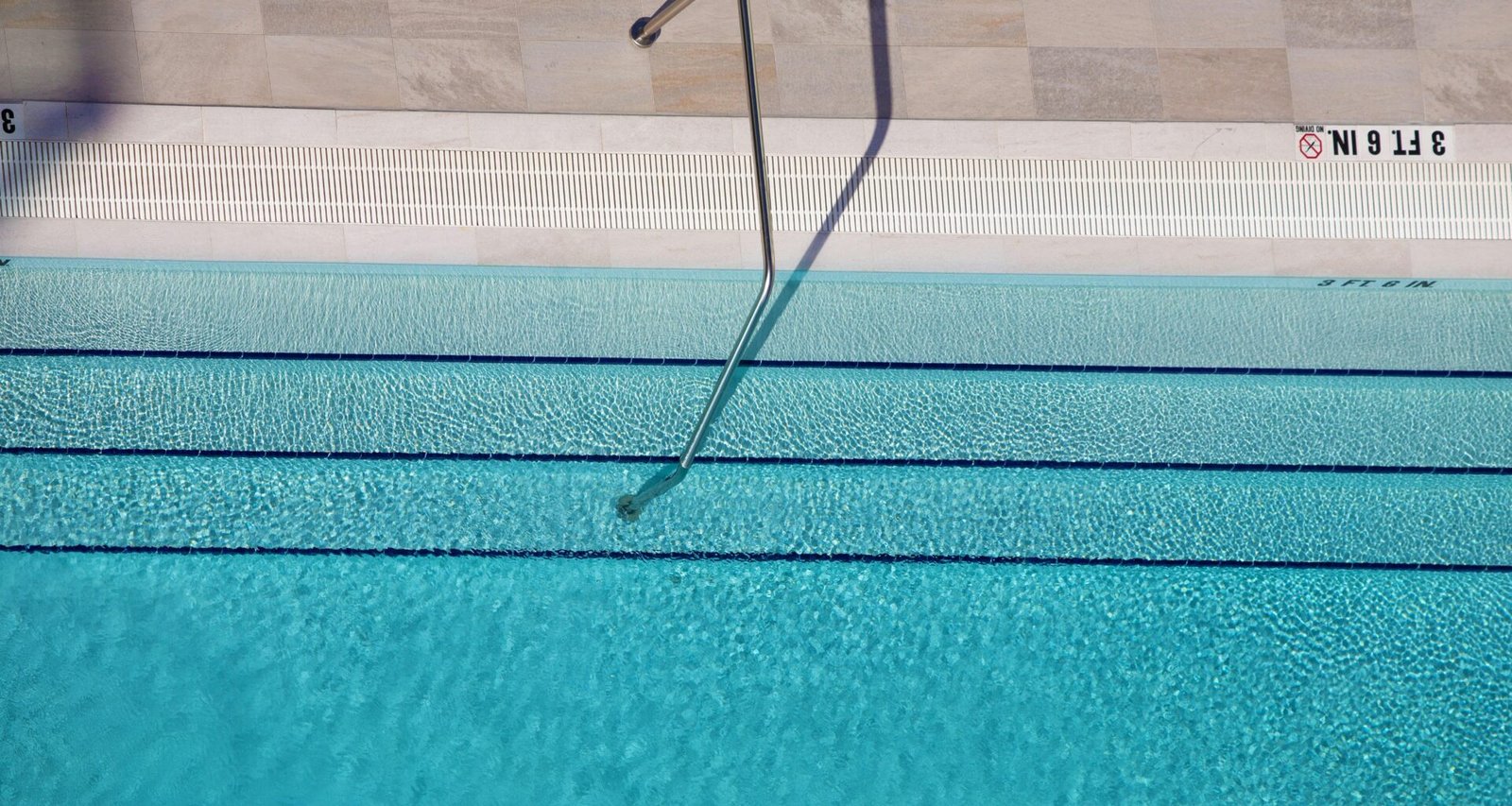 Pool mit ruhigem Wasser auf Mallorca, umgeben von Natur und Ruhe, aufgenommen von Hector Falcon