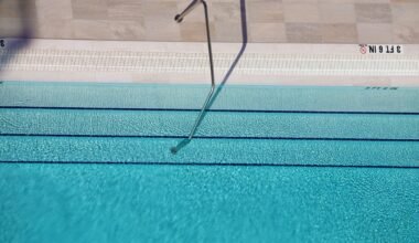 Pool mit ruhigem Wasser auf Mallorca, umgeben von Natur und Ruhe, aufgenommen von Hector Falcon