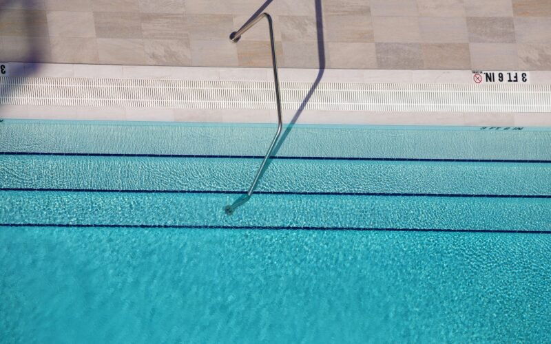 Pool mit ruhigem Wasser auf Mallorca, umgeben von Natur und Ruhe, aufgenommen von Hector Falcon