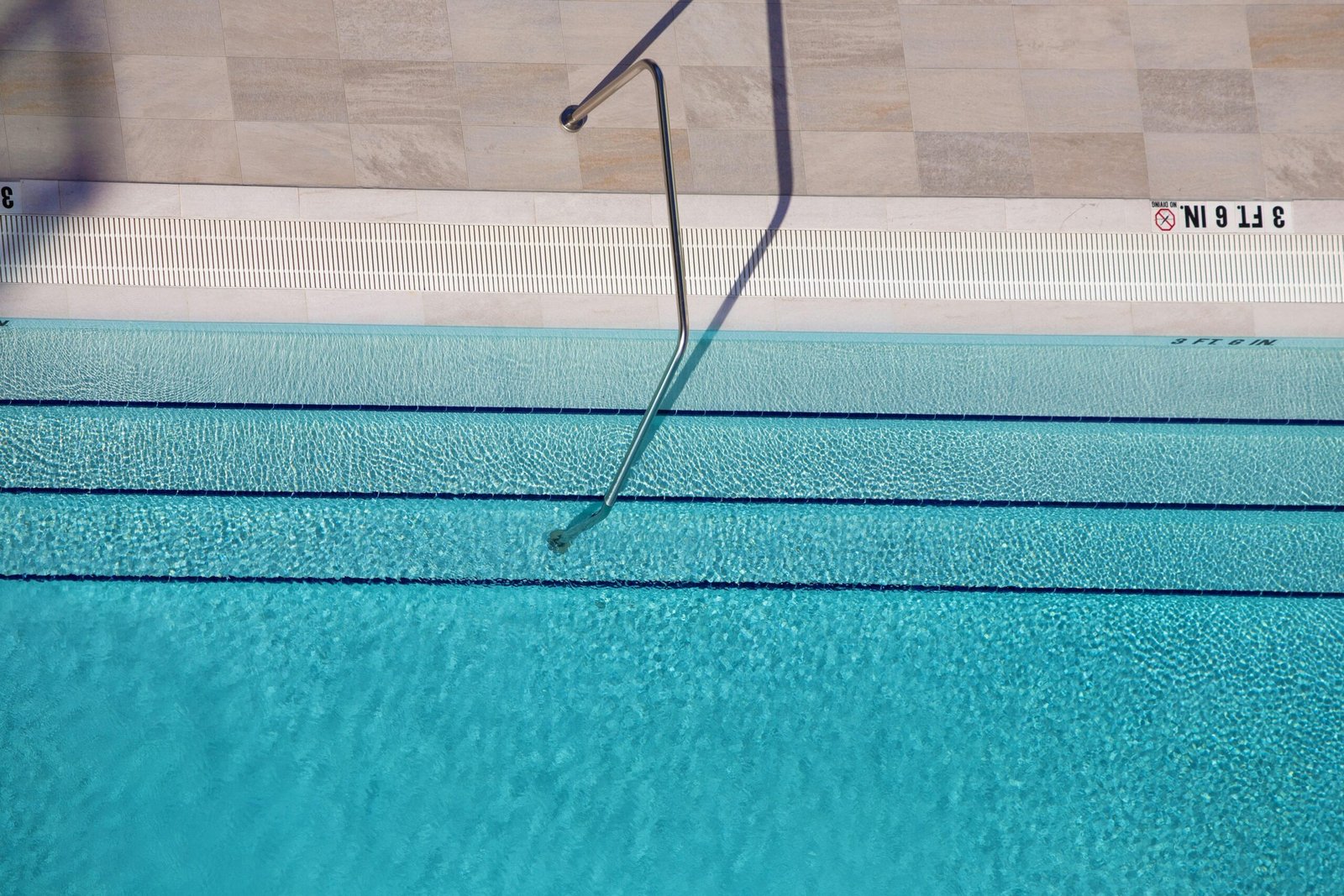 Pool mit ruhigem Wasser auf Mallorca, umgeben von Natur und Ruhe, aufgenommen von Hector Falcon