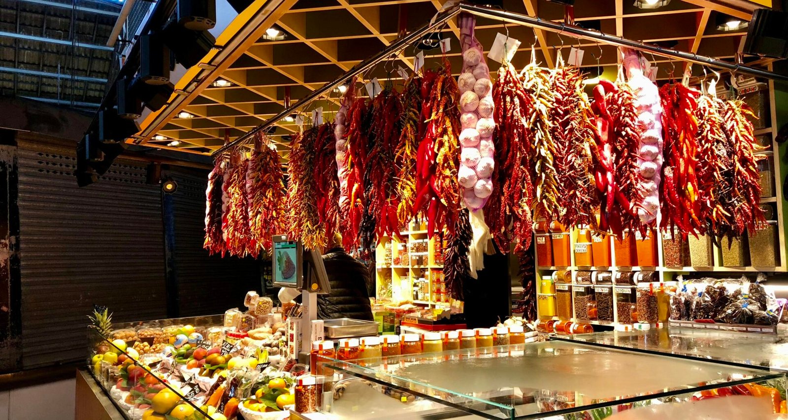 Rohes Fleisch auf einem Verkaufstresen auf Mallorca, fotografiert von Jorge Fernández Salas