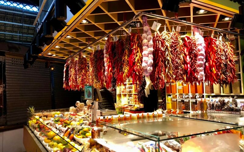 Rohes Fleisch auf einem Verkaufstresen auf Mallorca, fotografiert von Jorge Fernández Salas