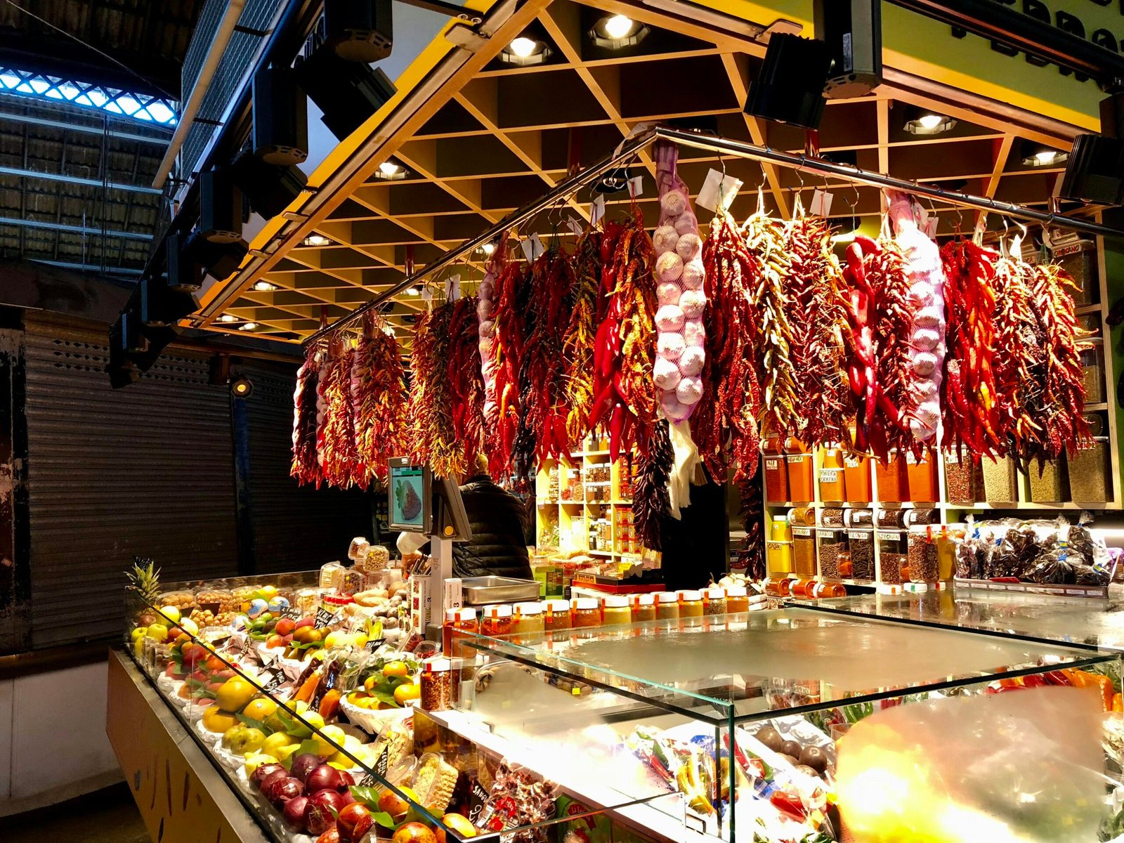 Rohes Fleisch auf einem Verkaufstresen auf Mallorca, fotografiert von Jorge Fernández Salas