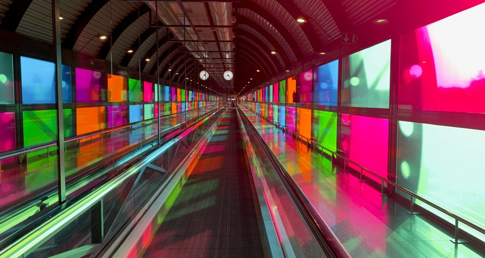 Bunter Tunnel mit roten, blauen, grünen und gelben Farben auf Mallorca, aufgenommen von Sem S.
