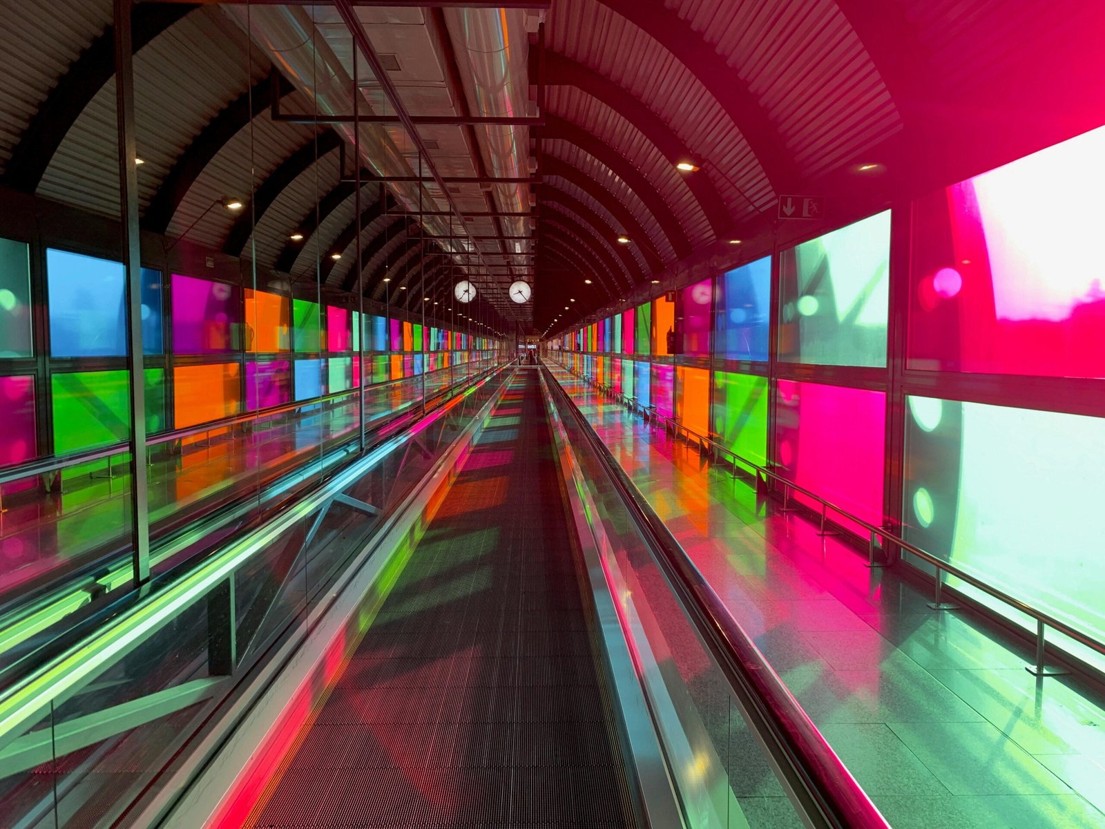 Bunter Tunnel mit roten, blauen, grünen und gelben Farben auf Mallorca, aufgenommen von Sem S.