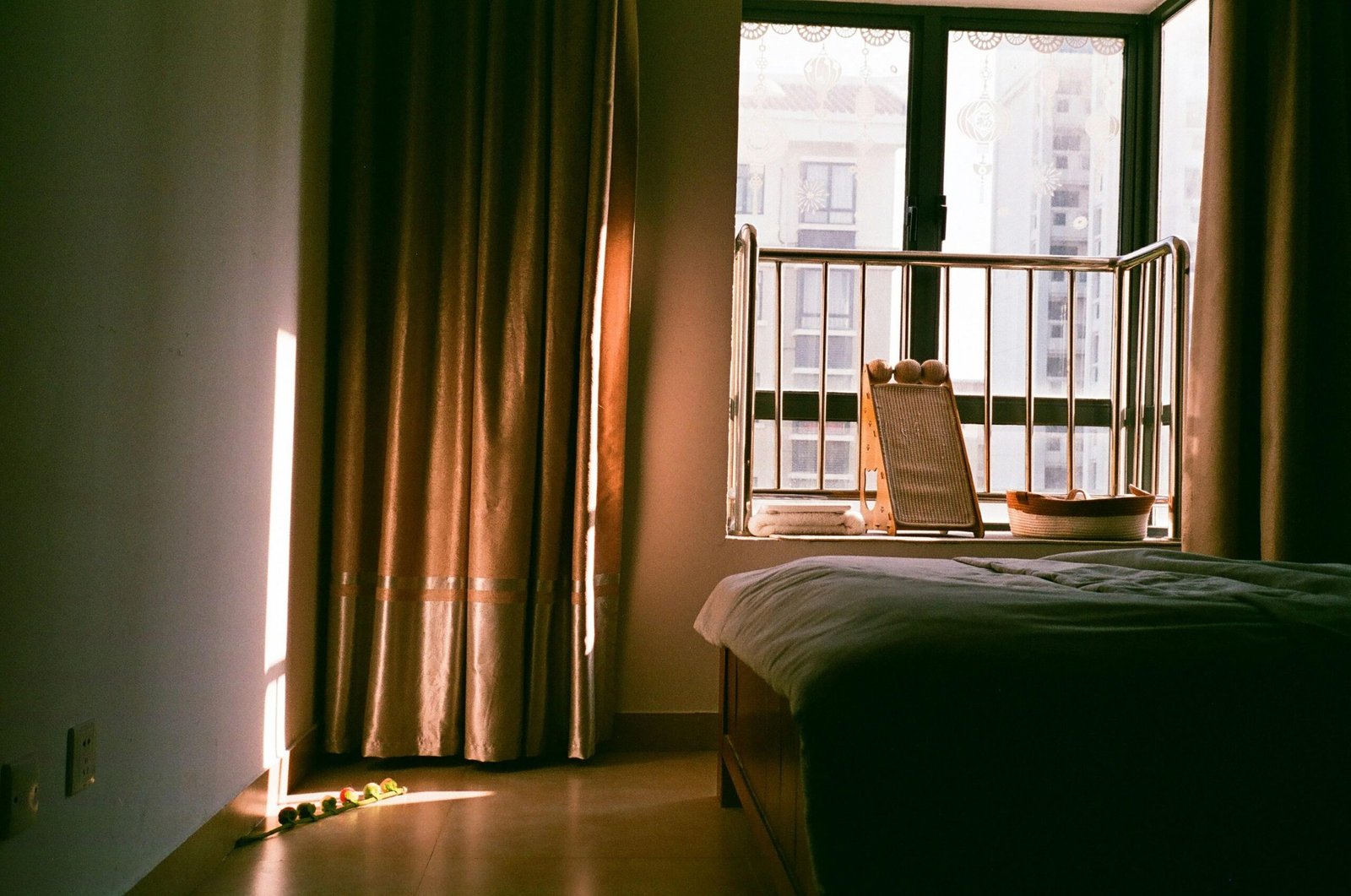 Schlafzimmer auf Mallorca mit Sonnenlicht, das durch Fenster vorhänge fällt, aufgenommen von Jun Ren