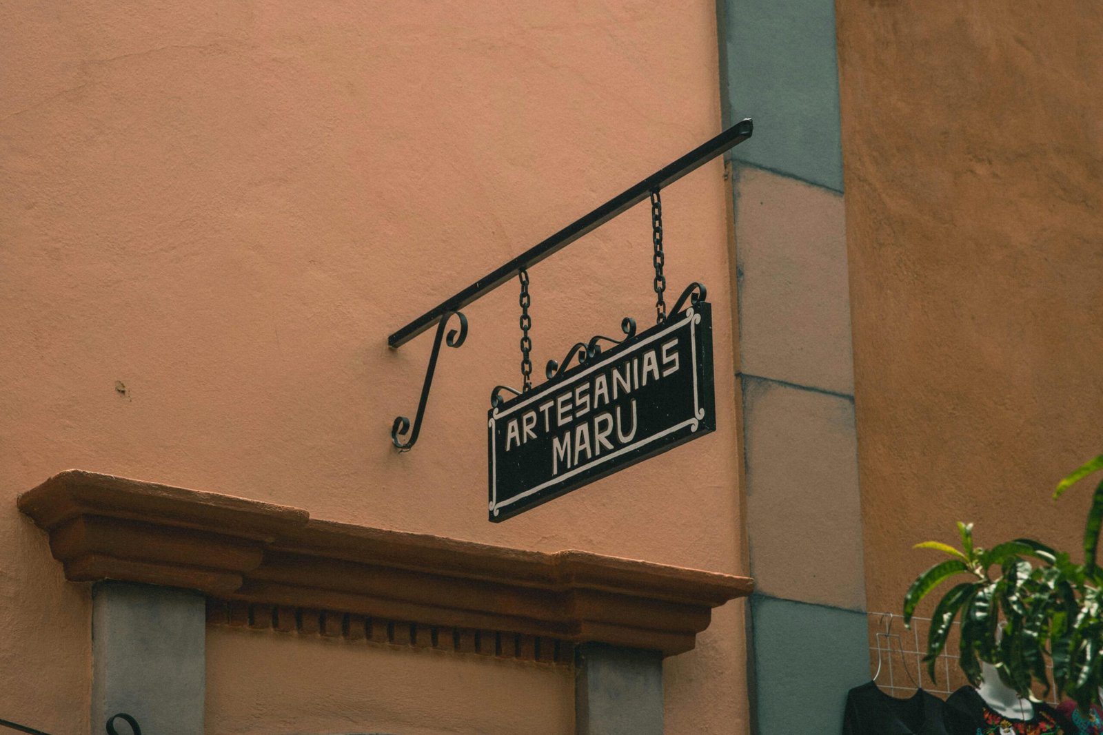Schwarz-weißes Schild auf Mallorca, fotografiert von Y M, zeigt eine einfache und klare Beschilderung im öffentlichen Raum.