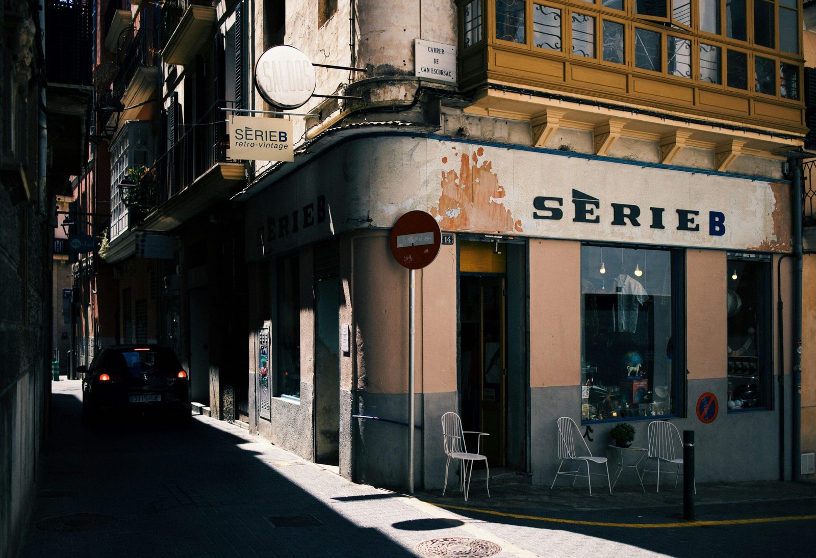 SerieB Gebäude nahe einer Gasse auf Mallorca, fotografiert von Peter Pivák.