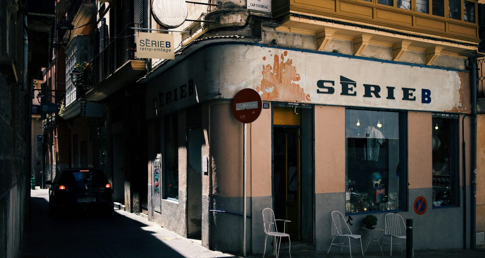 SerieB Gebäude nahe einer schmalen Gasse auf Mallorca, fotografiert von Peter Pivák