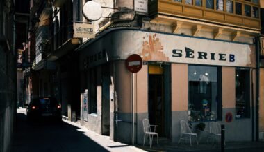 SerieB Gebäude nahe einer schmalen Gasse auf Mallorca, fotografiert von Peter Pivák