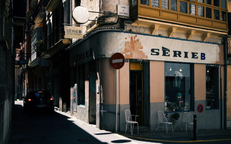 SerieB Gebäude nahe einer schmalen Gasse auf Mallorca, fotografiert von Peter Pivák