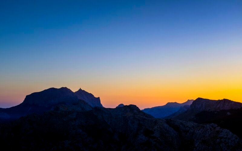 Silhouettenaufnahme der Berge auf Mallorca bei Sonnenuntergang, fotografiert von Markus Voetter.