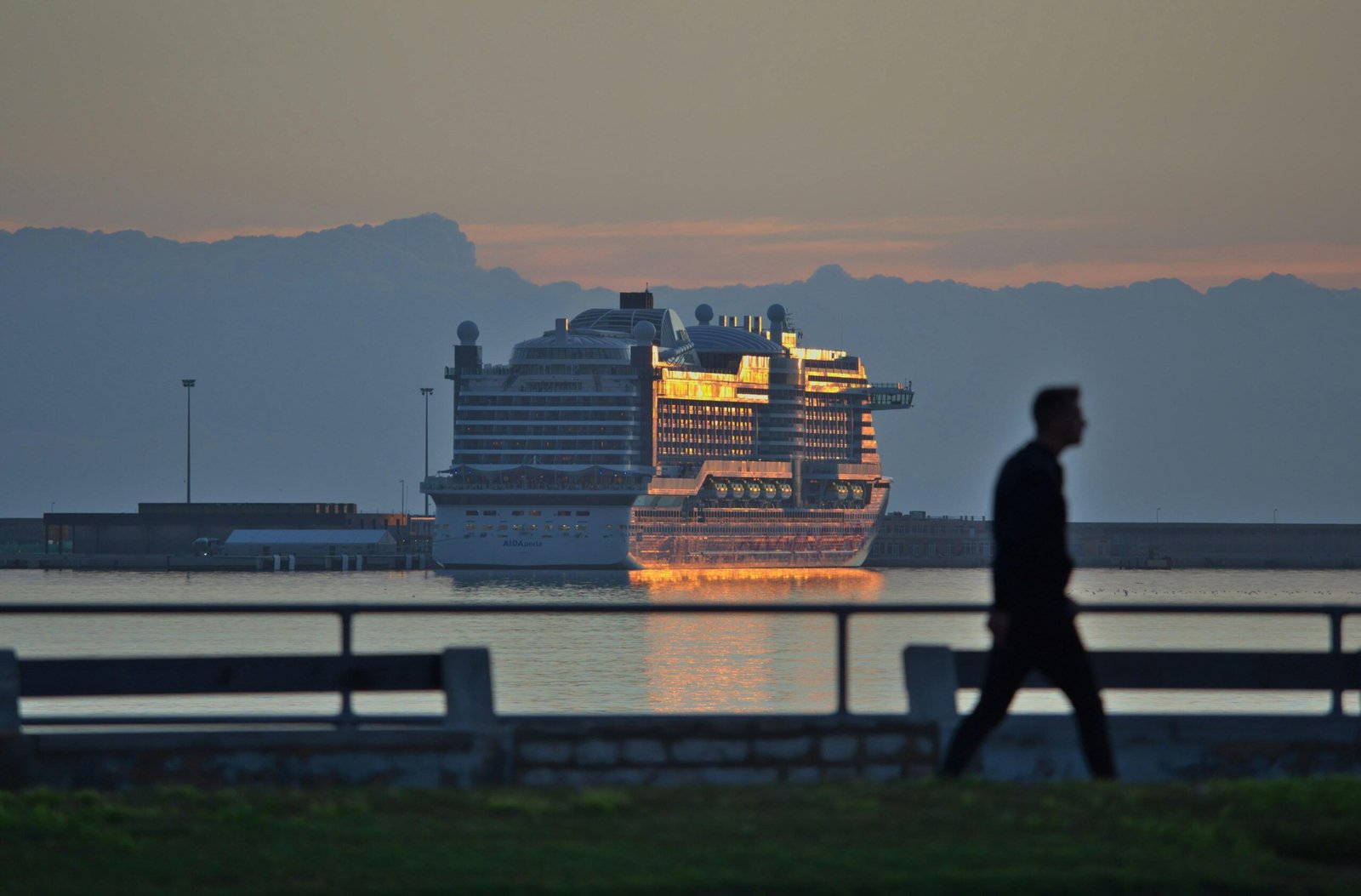 Silhouette eines Mannes beim Spaziergang am Wasser auf Mallorca, aufgenommen von Petr Ruzicka