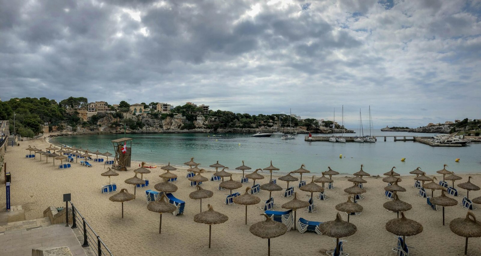 Sonnenschirm am Strand auf Mallorca, am Ufer liegend, mit Blick auf das Meer, aufgenommen von Gary Butterfield