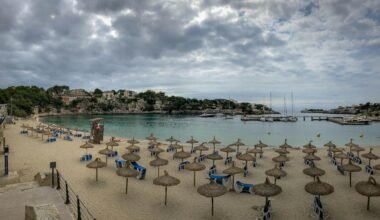 Ein Sonnenschirm liegt am Ufer auf Mallorca, bereit für einen entspannten Tag am Strand, fotografiert von Gary Butterfield.