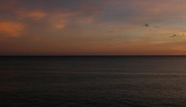 Sonnenuntergang über dem ruhigen Ozean auf Mallorca bei Sonnenuntergang, fotografiert von Susana Bartolome.