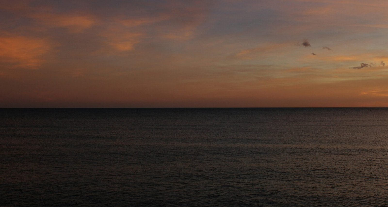 Sonnenuntergang über dem ruhigen Meer auf Mallorca, fotografiert von Susana Bartolome.