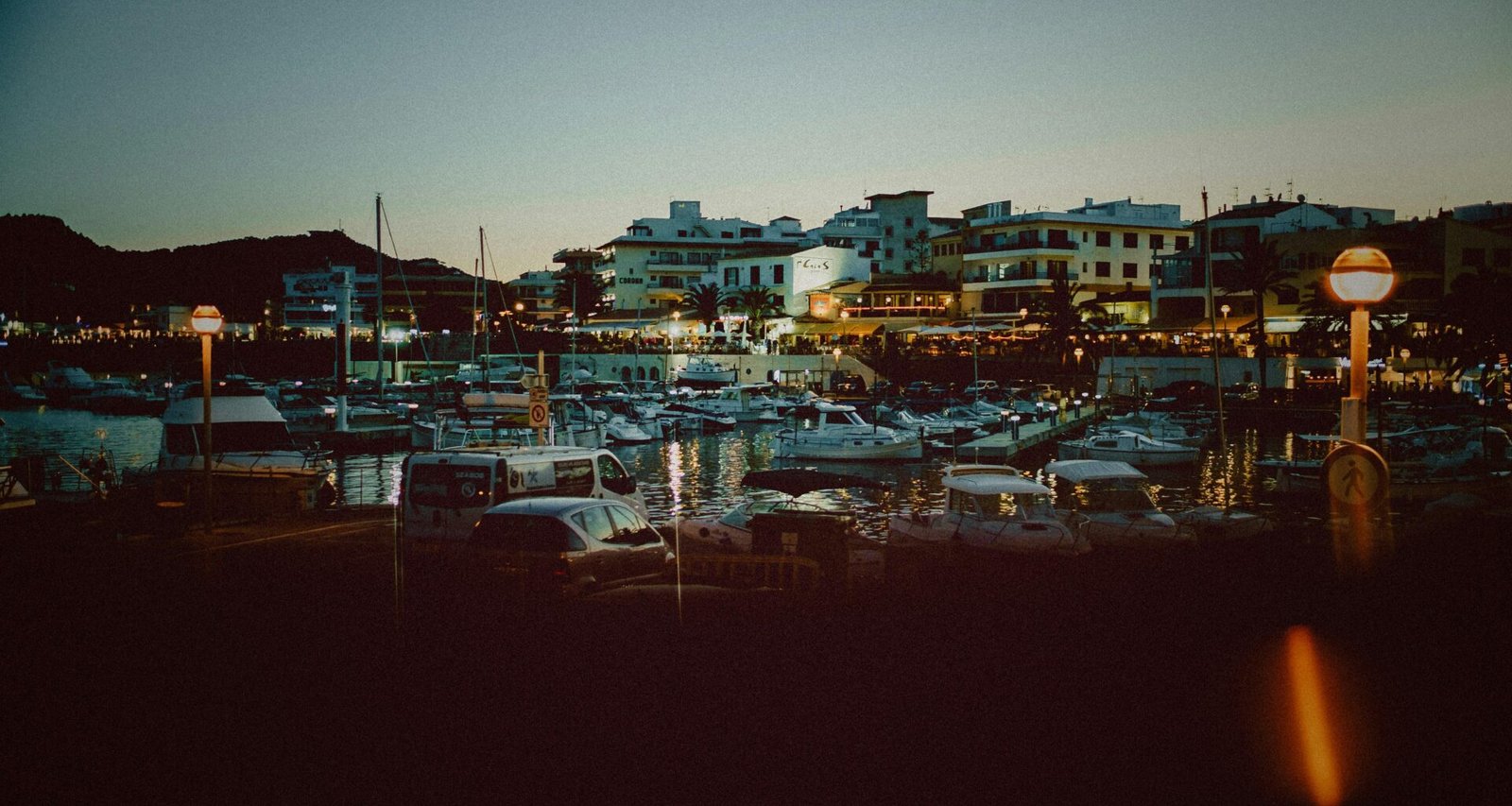 Stadt bei Nacht auf Mallorca mit beleuchteten Gebäuden und dunklem Himmel, aufgenommen von Tobias