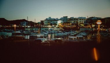 Stadt bei Nacht auf Mallorca mit beleuchteten Gebäuden und dunklem Himmel, aufgenommen von Tobias