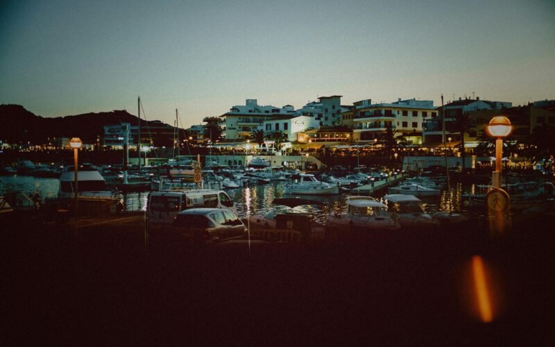 Stadt bei Nacht auf Mallorca mit beleuchteten Gebäuden und dunklem Himmel, aufgenommen von Tobias