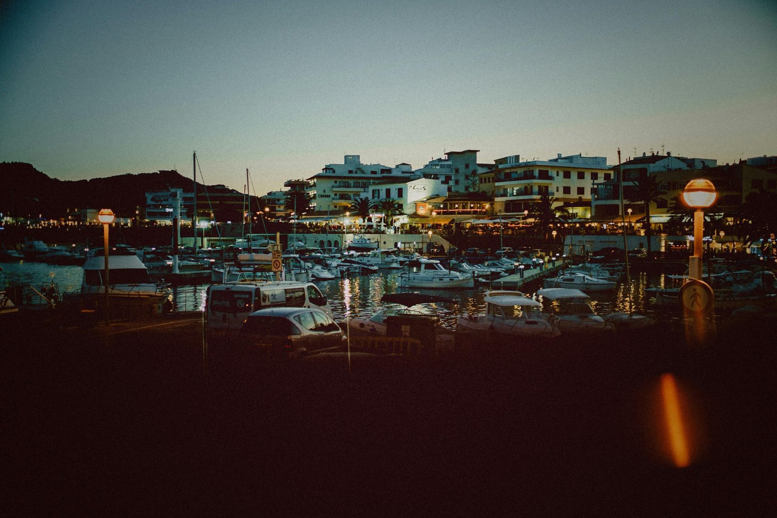 Stadt bei Nacht auf Mallorca mit beleuchteten Gebäuden und dunklem Himmel, aufgenommen von Tobias