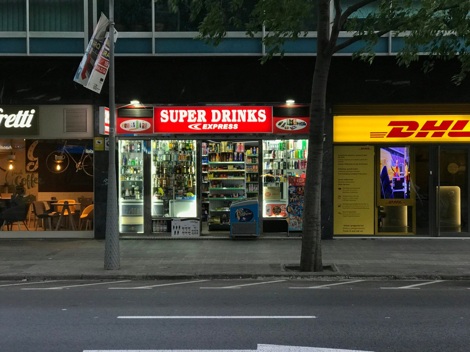 Innenaufnahme eines Super Drinks Geschäfts auf Mallorca mit verschiedenen Getränken im Regal, fotografiert von Matei Pruteanu