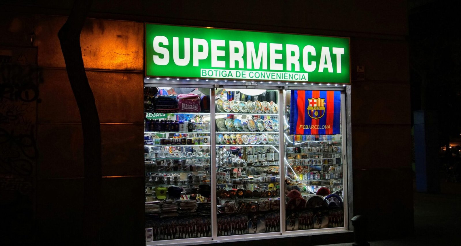 Supermarkt auf Mallorca mit Regalen voller Lebensmittel, fotografiert von Ricky Singh