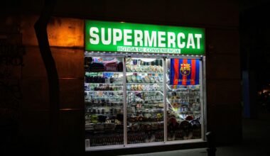 Supermarkt auf Mallorca mit Regalen voller Lebensmittel, fotografiert von Ricky Singh