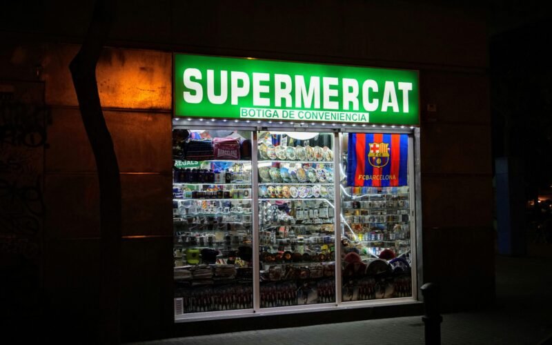 Supermarkt auf Mallorca mit Regalen voller Lebensmittel, fotografiert von Ricky Singh