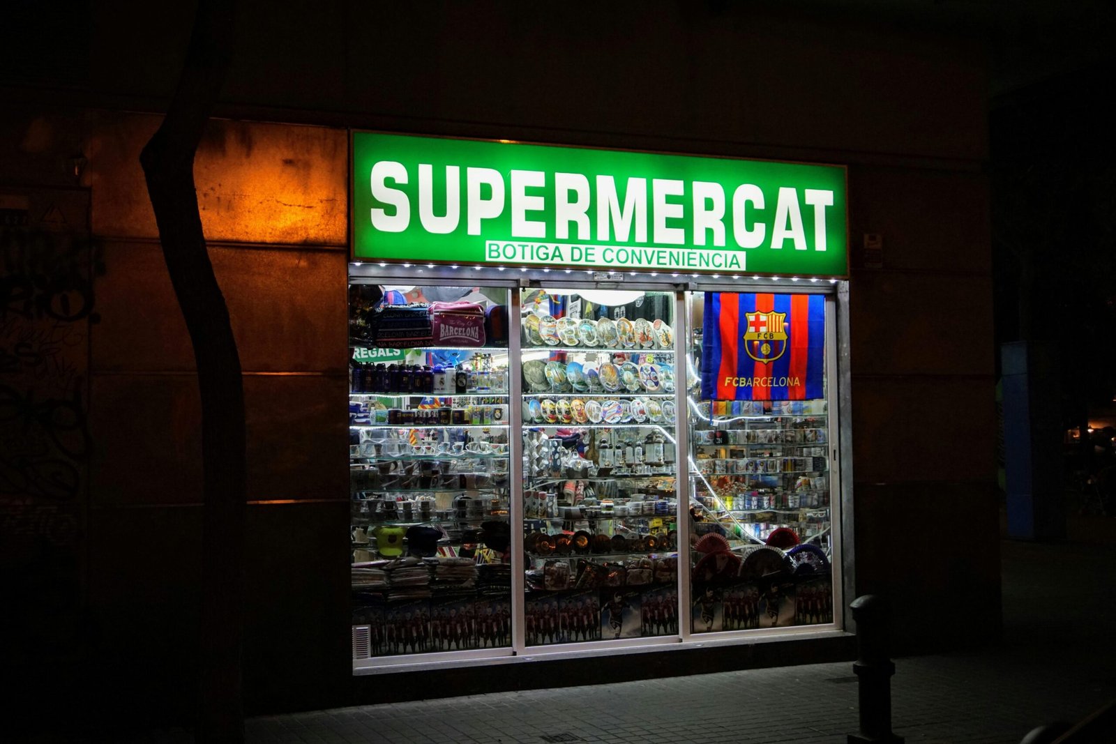 Supermarkt auf Mallorca mit Regalen voller Lebensmittel, fotografiert von Ricky Singh