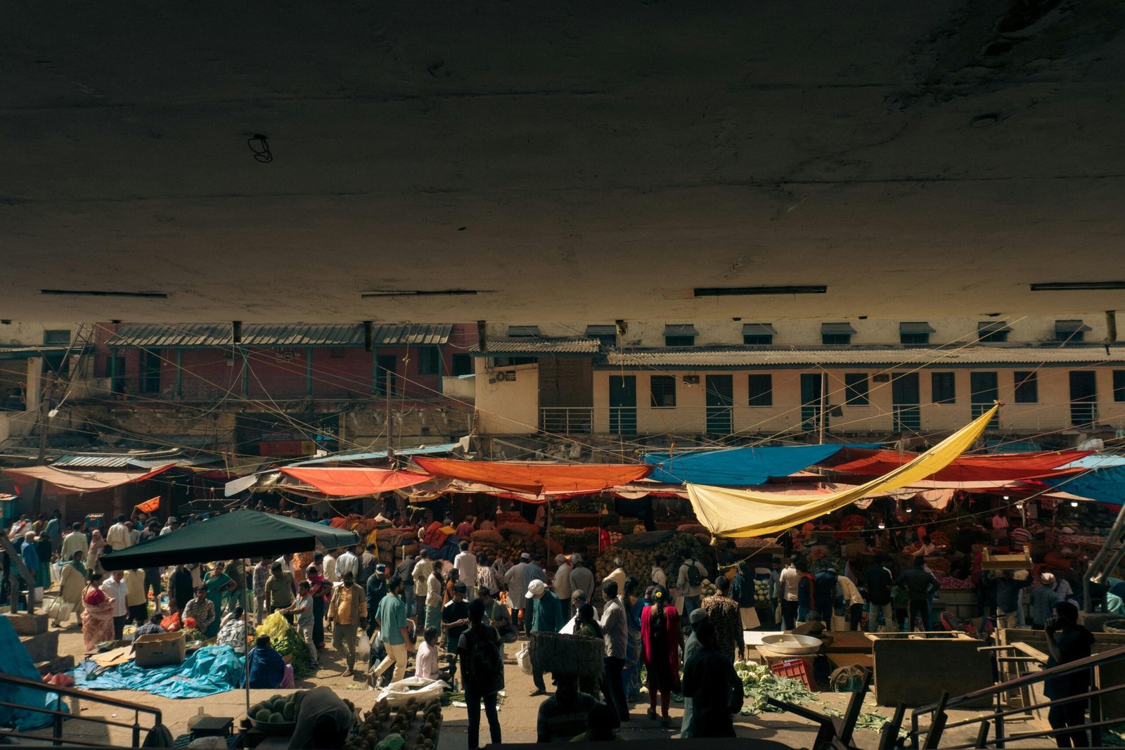 Menschenmenge bei einem belebten Markt mit bunten Zelten und Ständen auf Mallorca, fotografiert von Giri