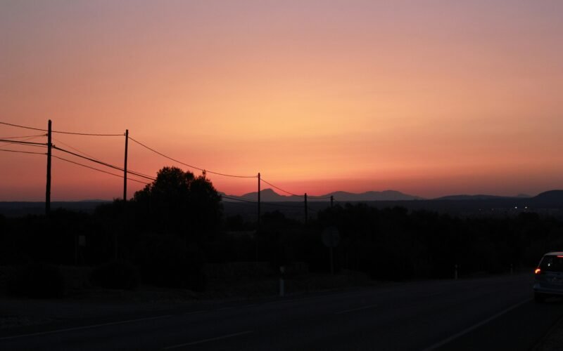 Utility Posts am Wasser während der goldenen Stunde auf Mallorca, aufgenommen von Judith Prins