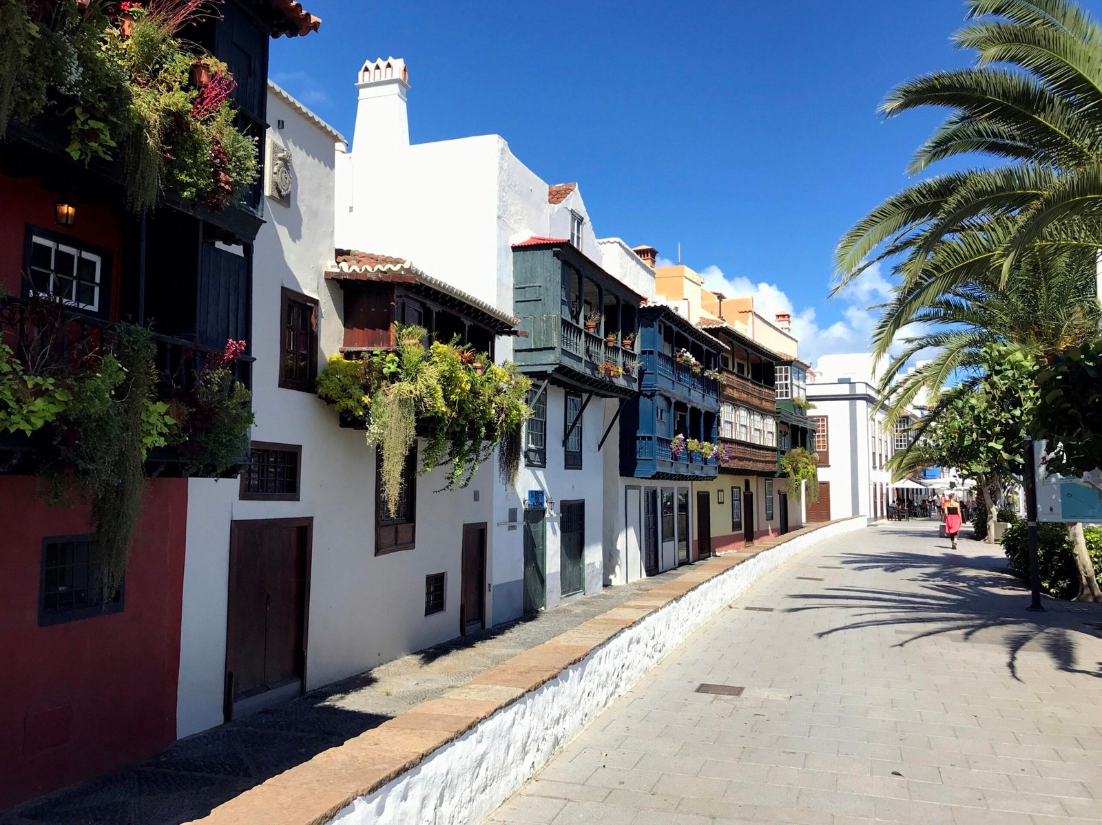Weiße und braune Betonfassade eines Gebäudes auf Mallorca unter blauem Himmel bei Tageslicht