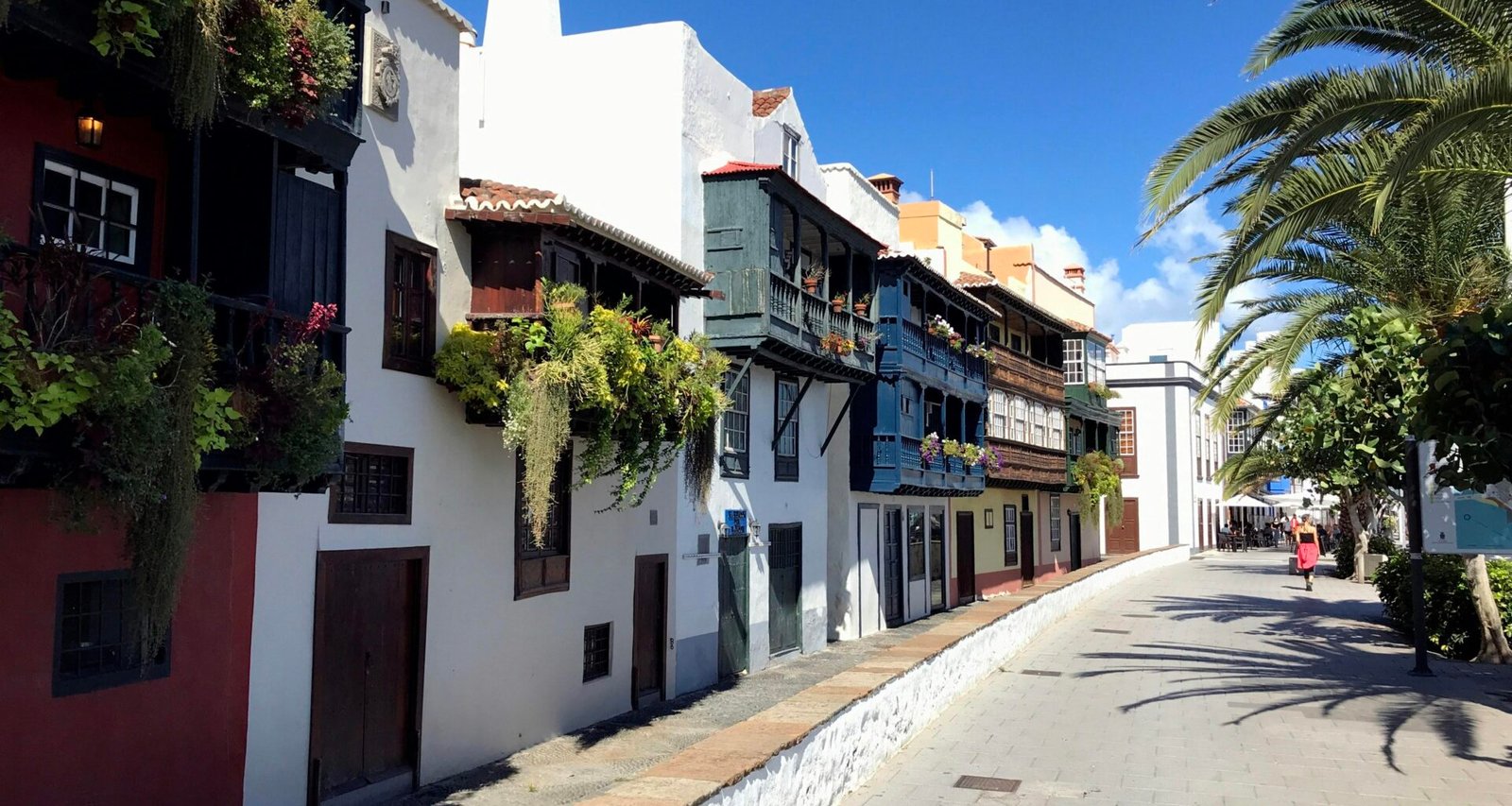 Weißes und braunes Betongebäude unter blauem Himmel auf Mallorca, aufgenommen bei Tageslicht
