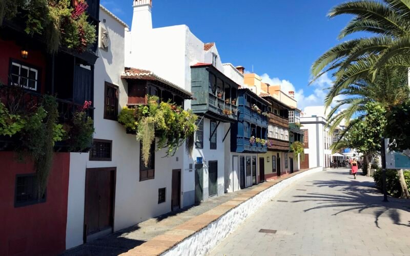 Weißes und braunes Betongebäude unter blauem Himmel auf Mallorca, aufgenommen bei Tageslicht