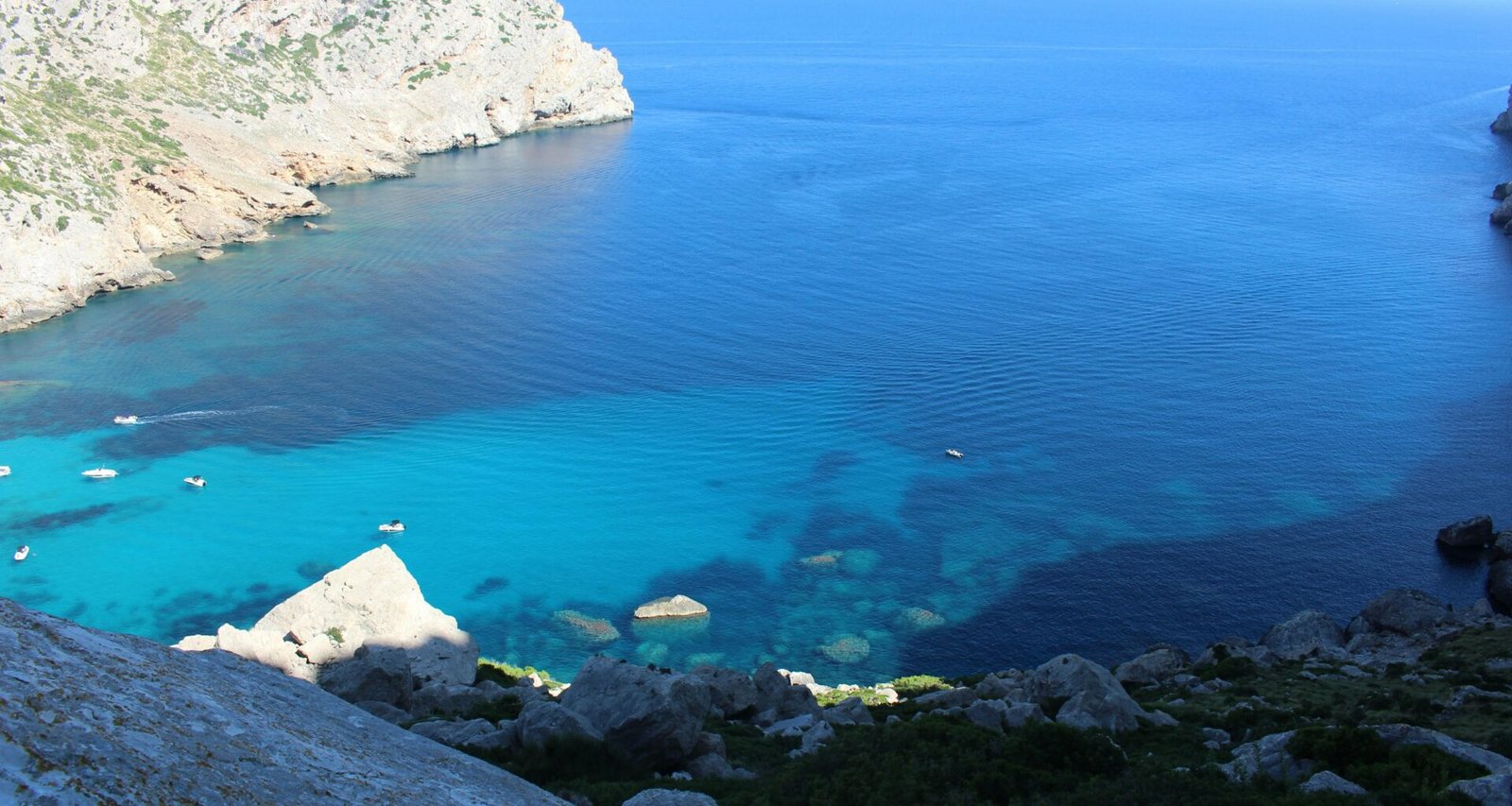 Weiße Felsenformationen nahe dem blauen Meer auf Mallorca bei Tageslicht, aufgenommen von John McFetridge.