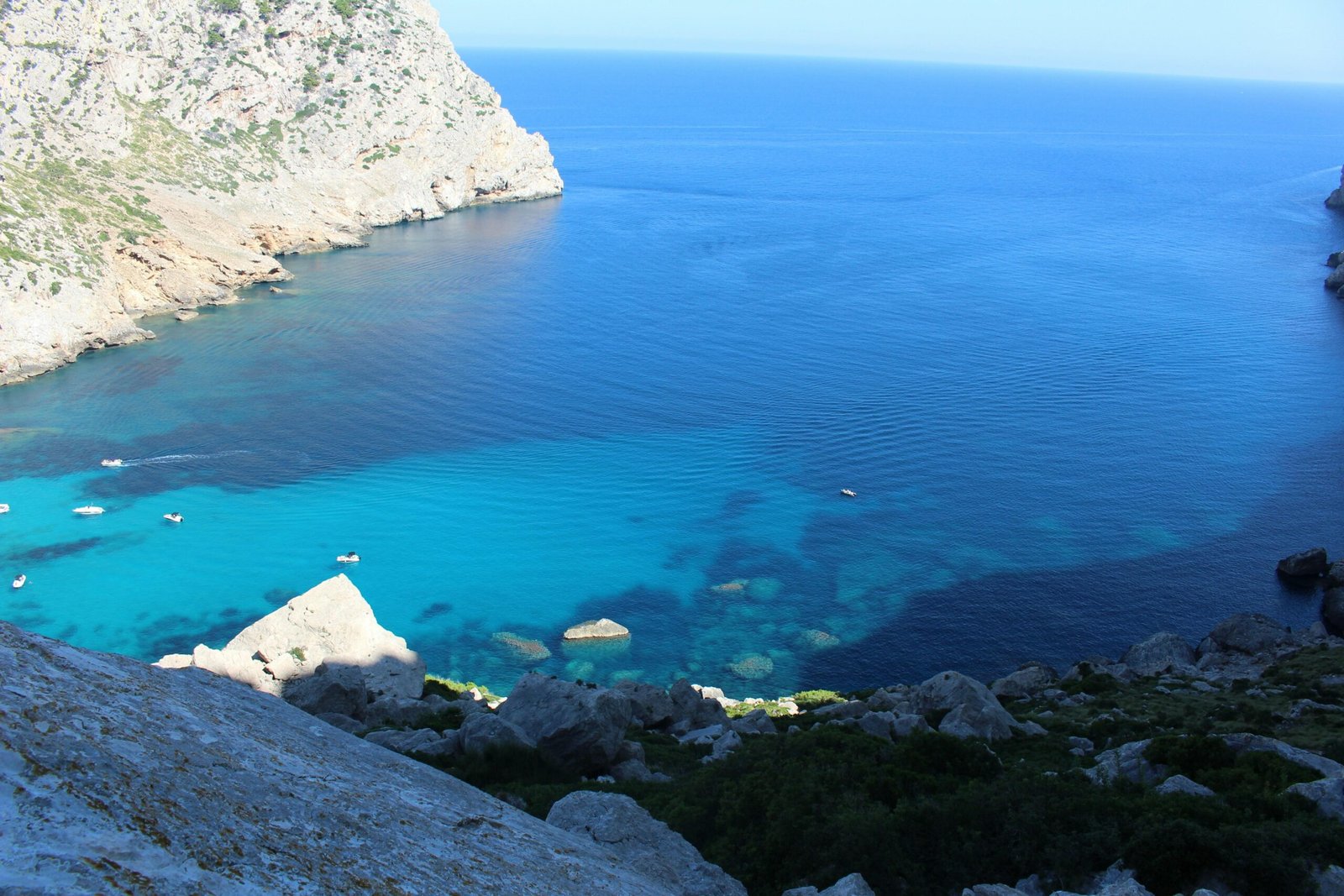 Weiße Felsformation nahe dem blauen Meer auf Mallorca bei Tageslicht, aufgenommen von John McFetridge
