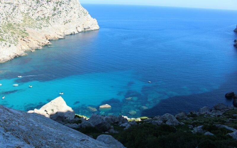 Weiße Felsformation nahe dem blauen Meer auf Mallorca bei Tageslicht, aufgenommen von John McFetridge