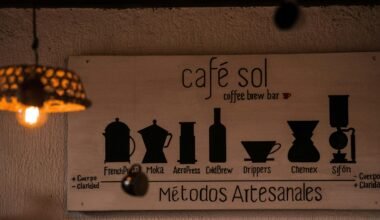 Schwarz-weiße Wandbeschilderung an einer Hauswand auf Mallorca, fotografiert von Manuel González Asturias, SJ