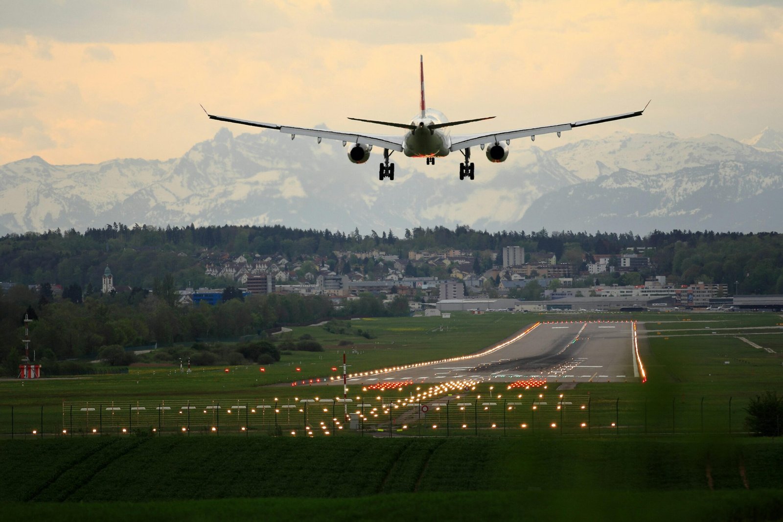 Weiße Doppeldecker-Flugzeug auf Mallorca, aufgenommen von Pascal Meier, fliegt über die Insel